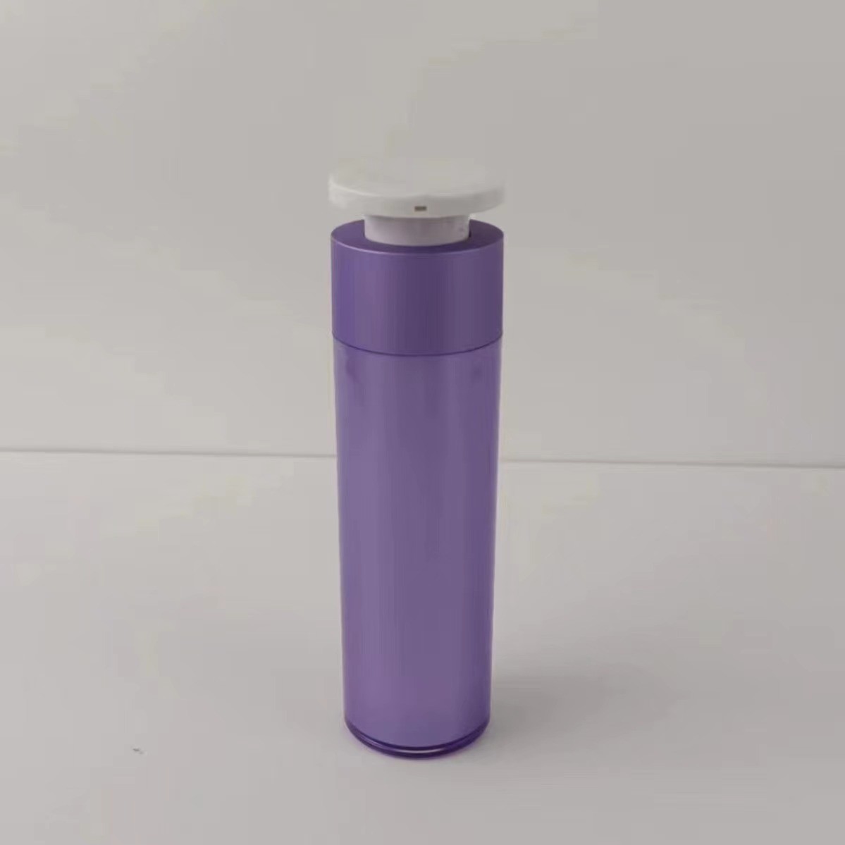 白いプッシュダウンプレスポンプの紫色プラスチック化粧品配給器ボトル